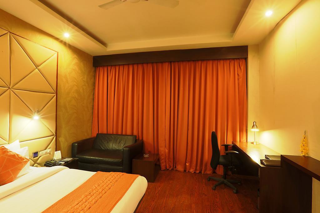 Corporate Regency Hotel New Delhi Exterior foto