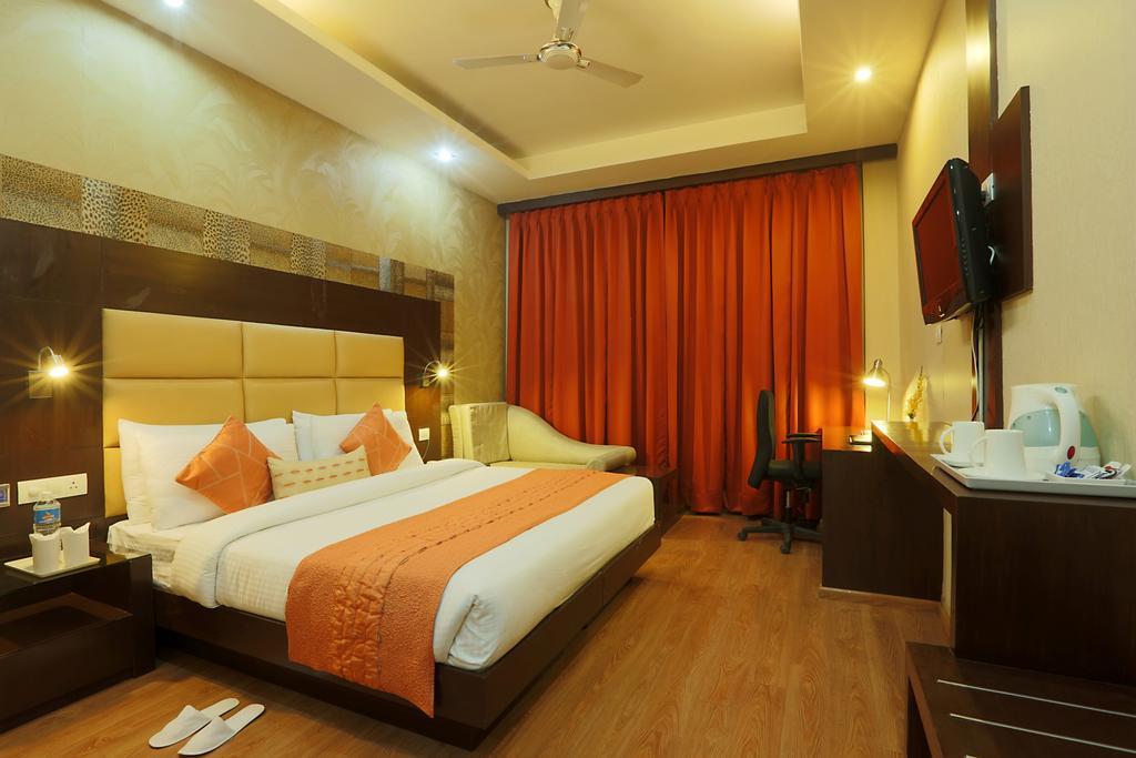 Corporate Regency Hotel New Delhi Exterior foto