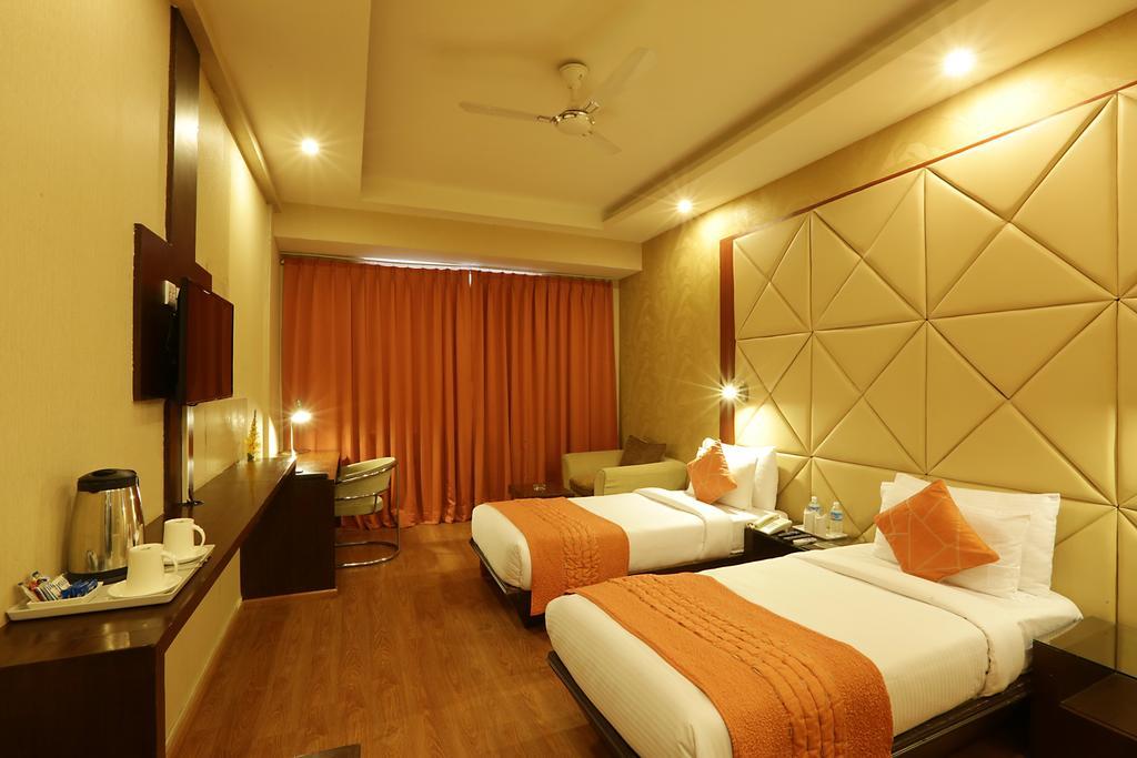 Corporate Regency Hotel New Delhi Exterior foto