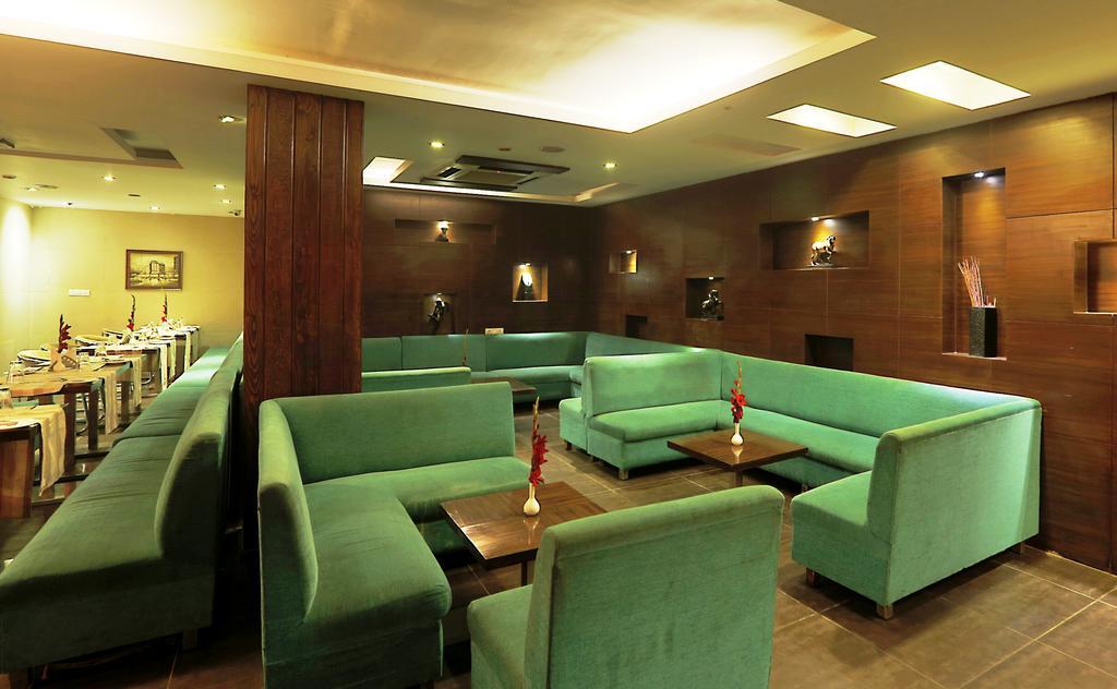 Corporate Regency Hotel New Delhi Exterior foto