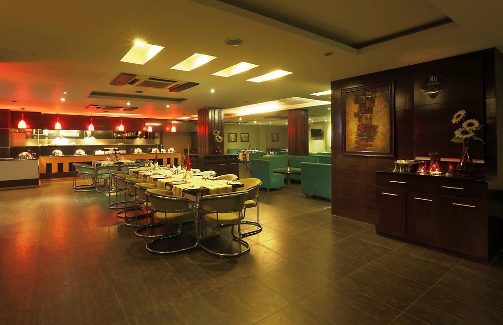 Corporate Regency Hotel New Delhi Exterior foto