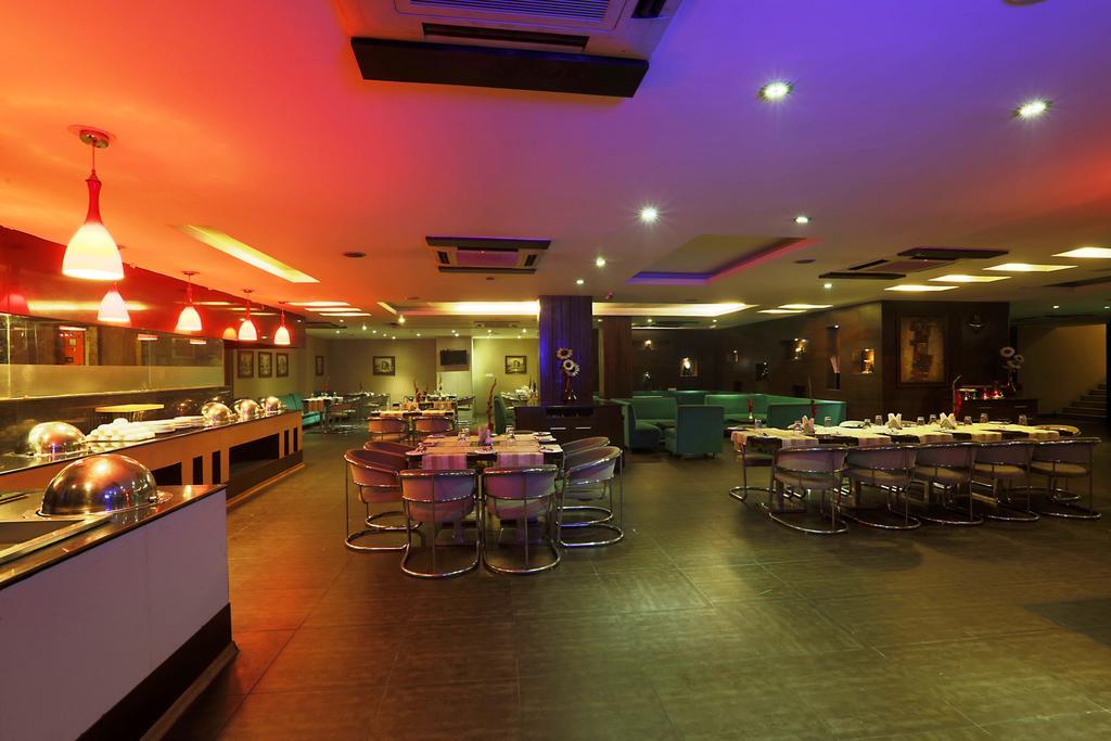 Corporate Regency Hotel New Delhi Exterior foto