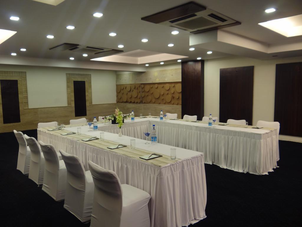 Corporate Regency Hotel New Delhi Exterior foto