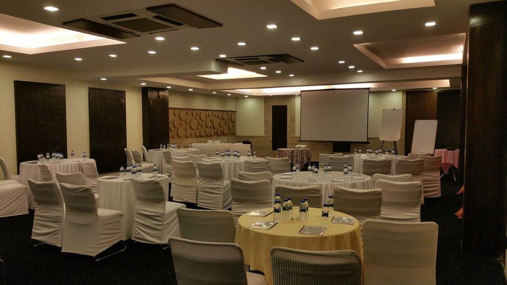 Corporate Regency Hotel New Delhi Exterior foto