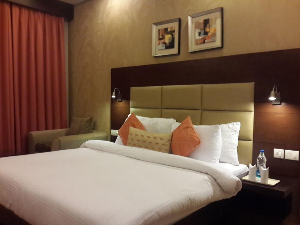 Corporate Regency Hotel New Delhi Exterior foto