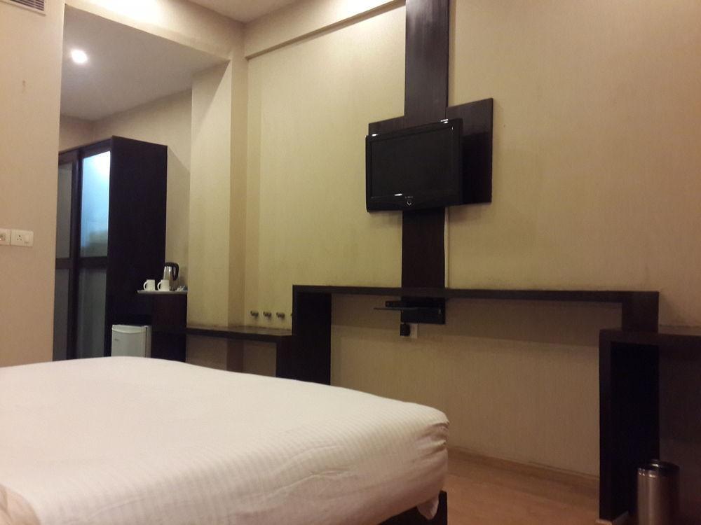Corporate Regency Hotel New Delhi Exterior foto