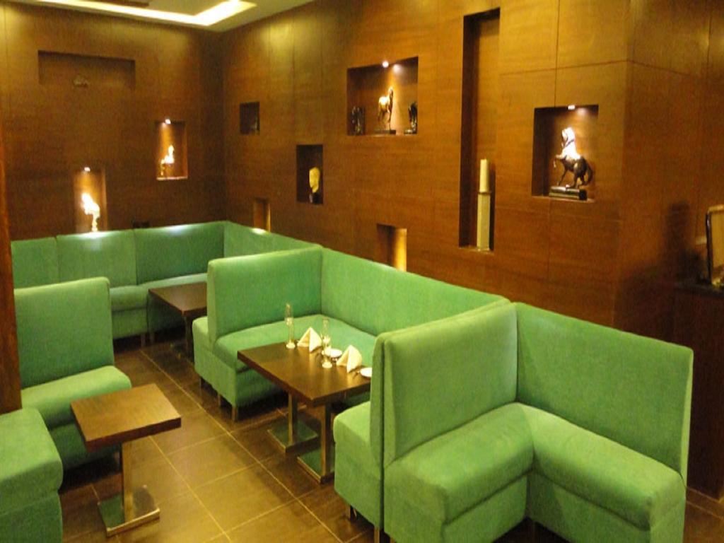 Corporate Regency Hotel New Delhi Exterior foto